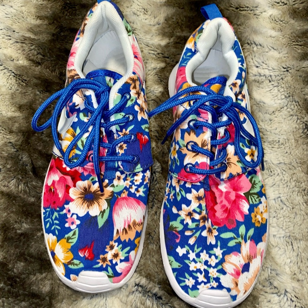 Nike tennis shoe